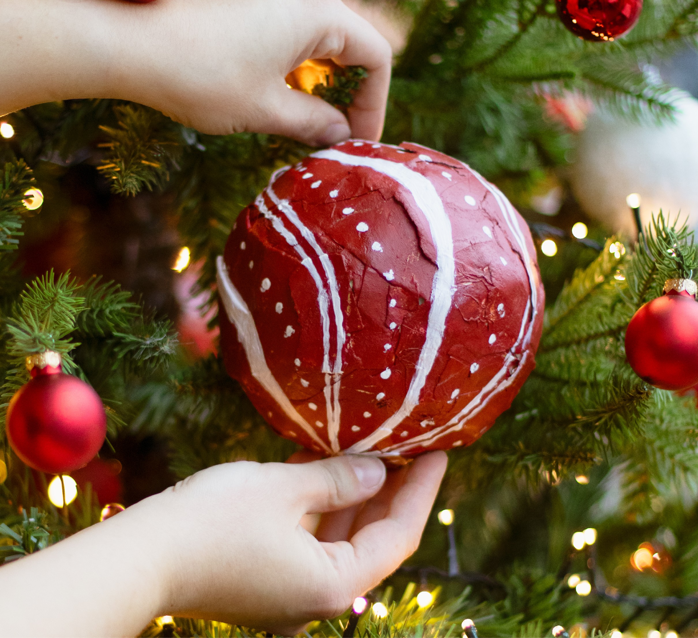 Image boule de noel en carton mache